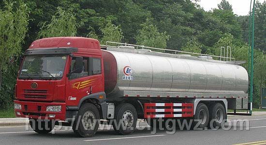 解放前四后八18-20吨鲜奶运输车