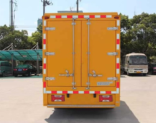 依维柯50-100KW应急电源车