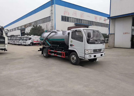 东风多利卡5方吸污车