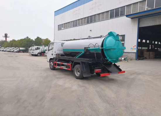 东风多利卡5方吸污车