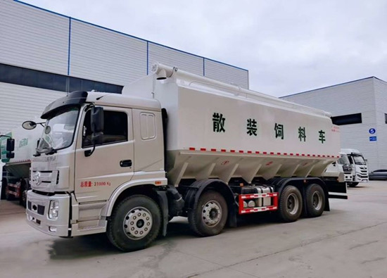 国六整车7.6米前四后八饲料车